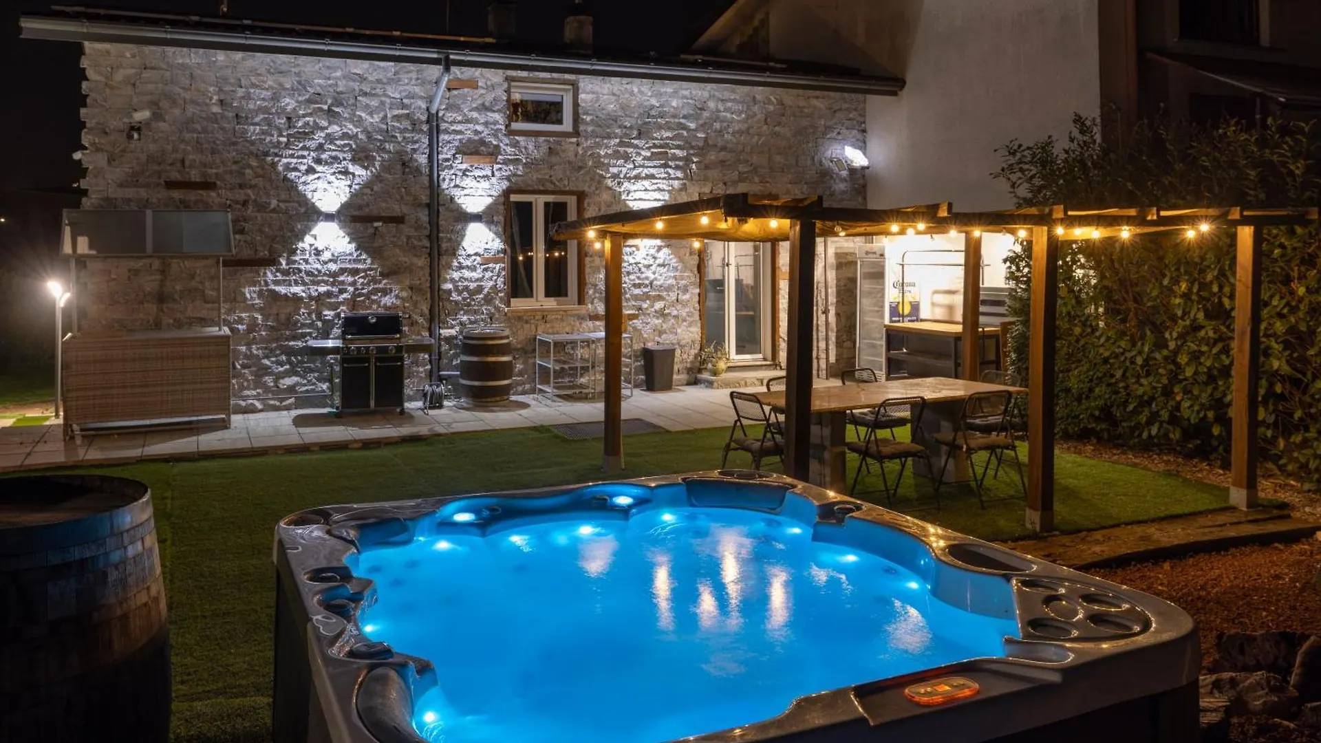 K10 Luxury House, Pool, Jacuzzi, Gym, Private Garden Villa Lipomo 0*,  Italien
