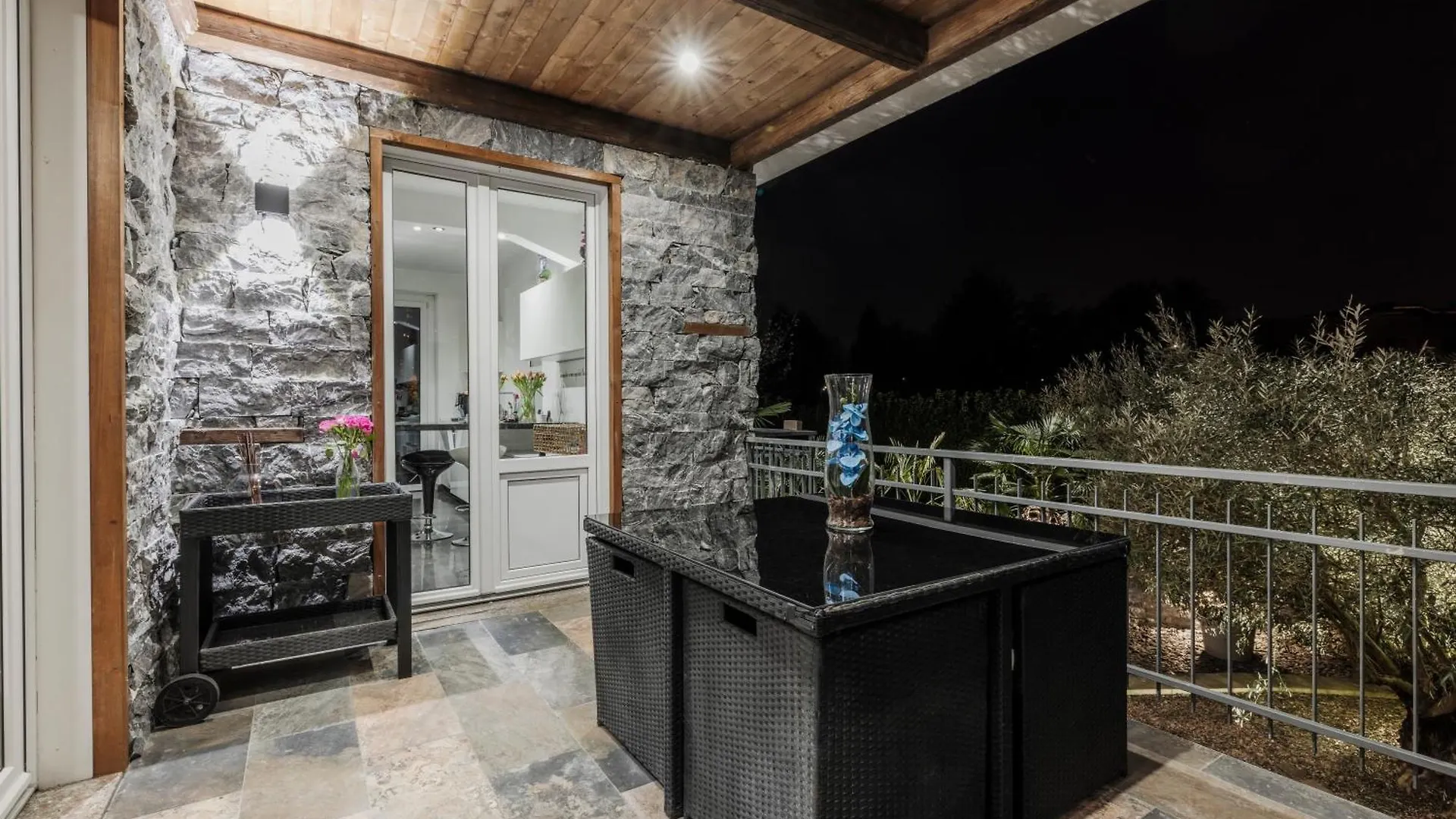 K10 Luxury House, Pool, Jacuzzi, Gym, Private Garden Villa Lipomo 0*,  Italien