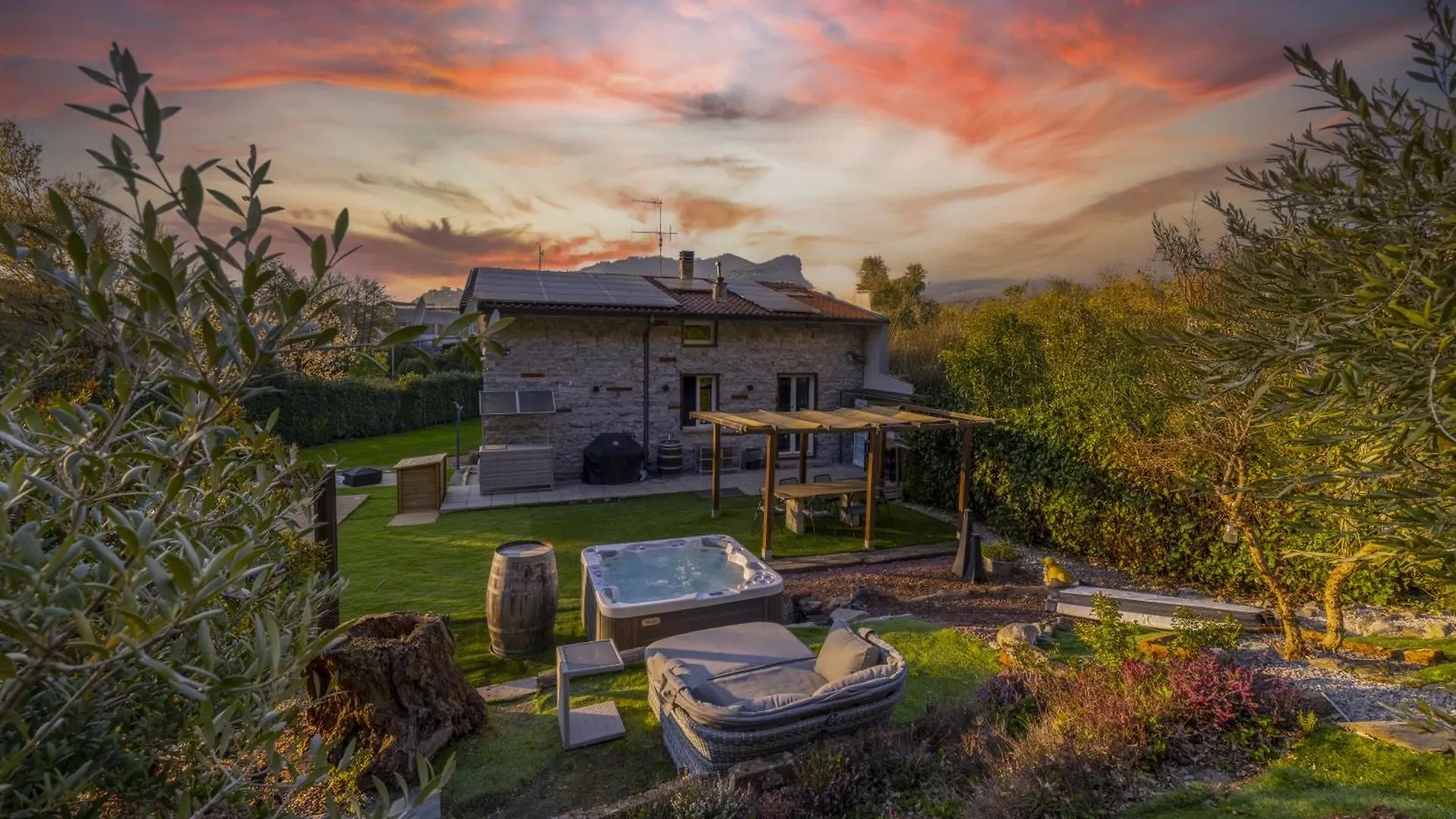 K10 Luxury House, Pool, Jacuzzi, Gym, Private Garden Villa Lipomo