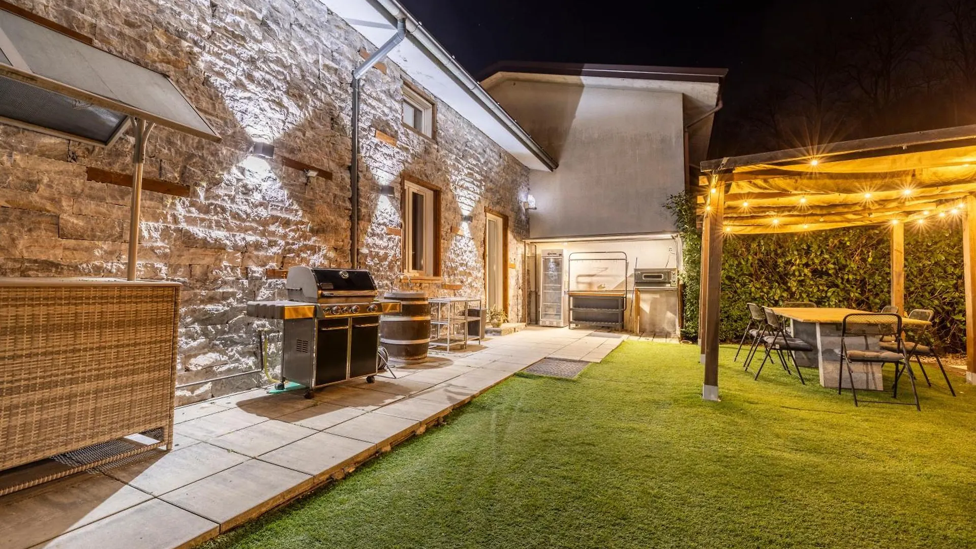 Lipomo K10 Luxury House, Pool, Jacuzzi, Gym, Private Garden 빌라 0*,  이탈리아