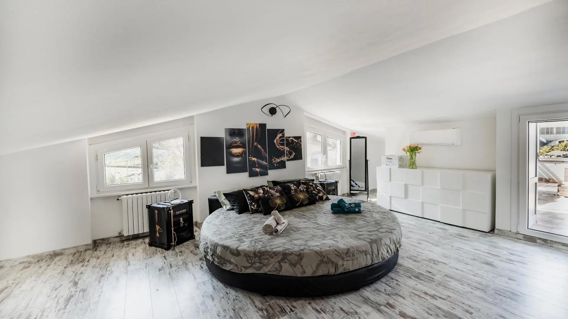 Lipomo K10 Luxury House, Pool, Jacuzzi, Gym, Private Garden 빌라