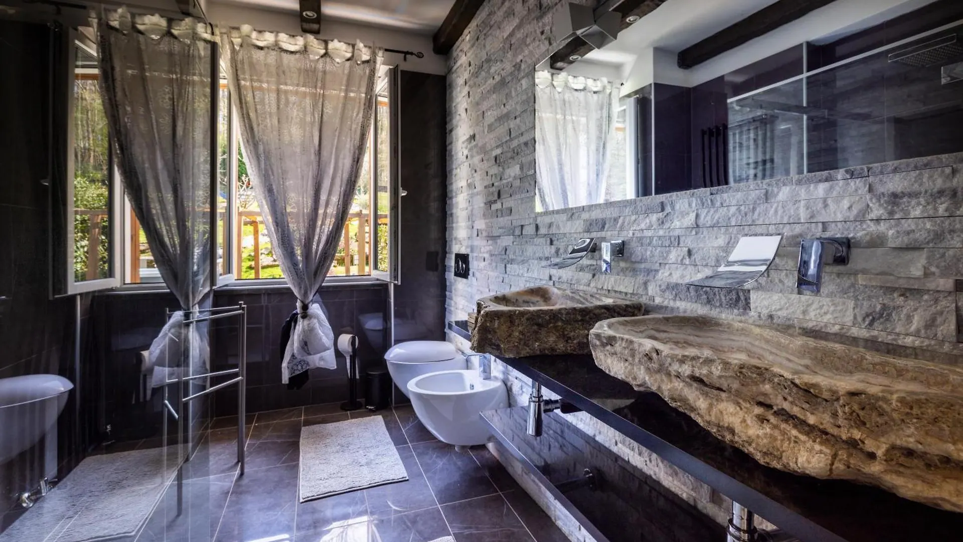 Lipomo K10 Luxury House, Pool, Jacuzzi, Gym, Private Garden 빌라
