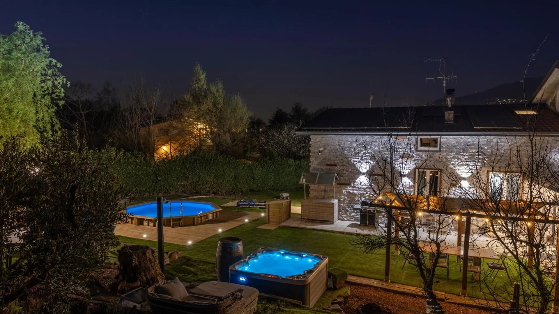 Lipomo K10 Luxury House, Pool, Jacuzzi, Gym, Private Garden 빌라